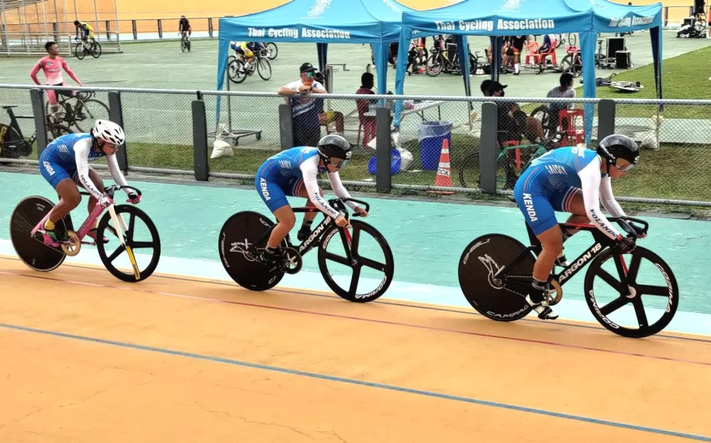 黃亭茵和陳靖云、王歆婷在菁英女子團隊競速賽奪銅。