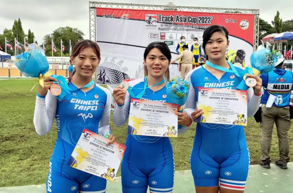 黃亭茵(左起)和陳靖云、王歆婷在菁英女子團隊競速賽奪銅,奪牌率百分百。楊東蓁提供。下同。