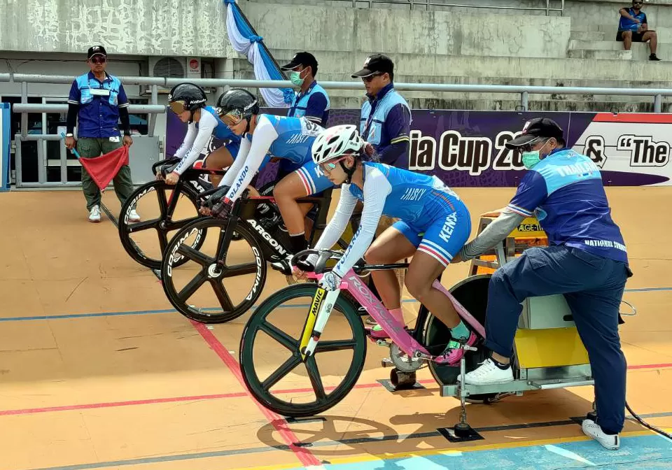 中華亞培隊黃亭茵／王歆婷／陳靖云在女子團隊競速賽奪金。