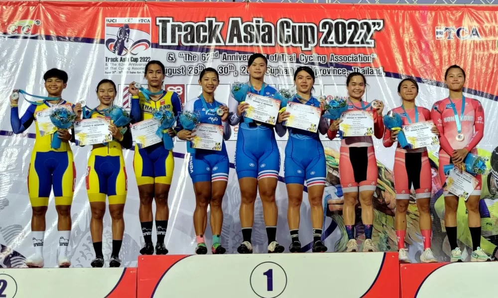 中華亞培隊黃亭茵／王歆婷／陳靖云在女子團隊競速賽奪金。