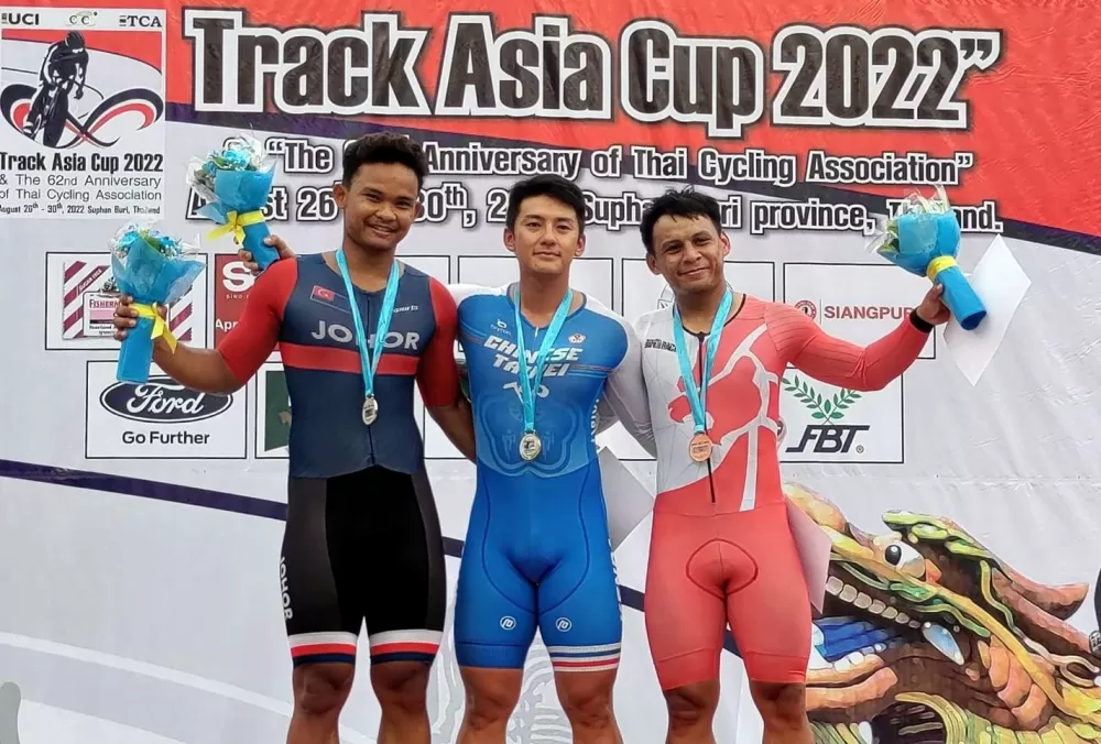 康世峰(中)勇奪爭先賽金牌,惜已到手的競輪賽金牌被「做掉」。楊東蓁提供。下同。