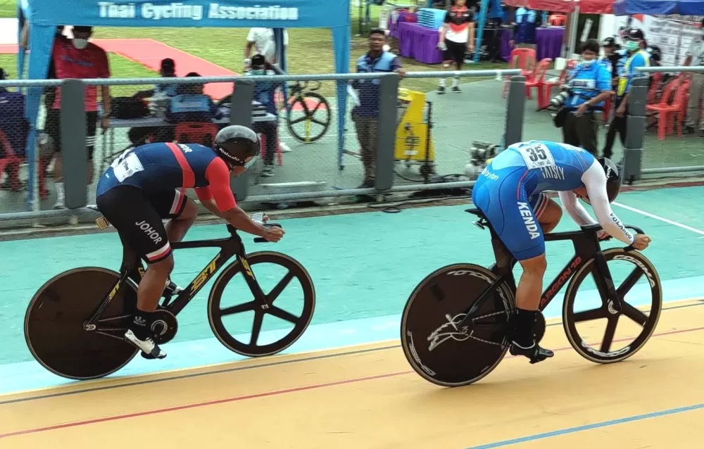 康世峰（前）爭先賽奪金。