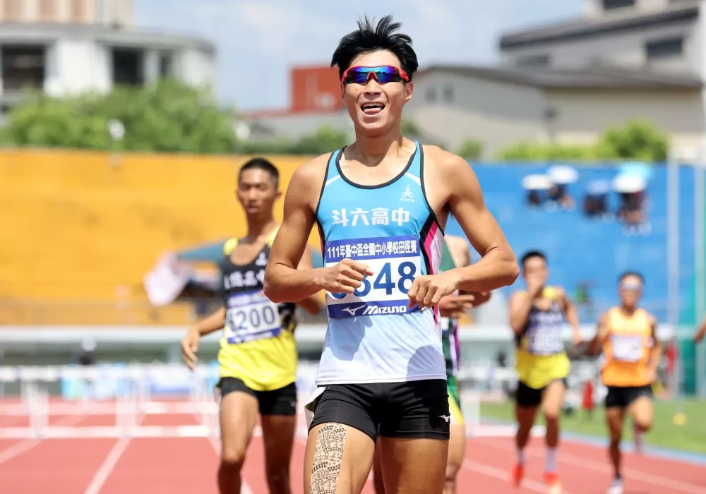 斗六高中林硯楷（前）達標亞青少田徑賽。林嘉欣／攝影。