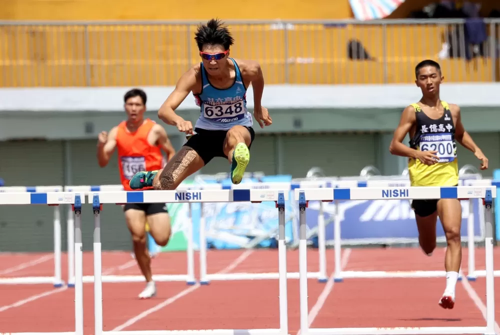 斗六高中林硯楷（前）達標亞青少田徑賽。林嘉欣／攝影。