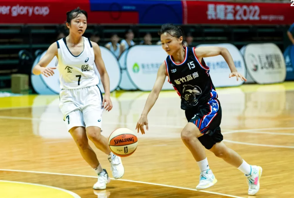 竹商廖妤涵（右）攻下19分、6抄截。