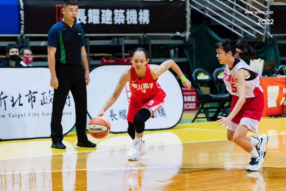 南山U18培訓國手「一姊」劉芳瑜攻下17分。