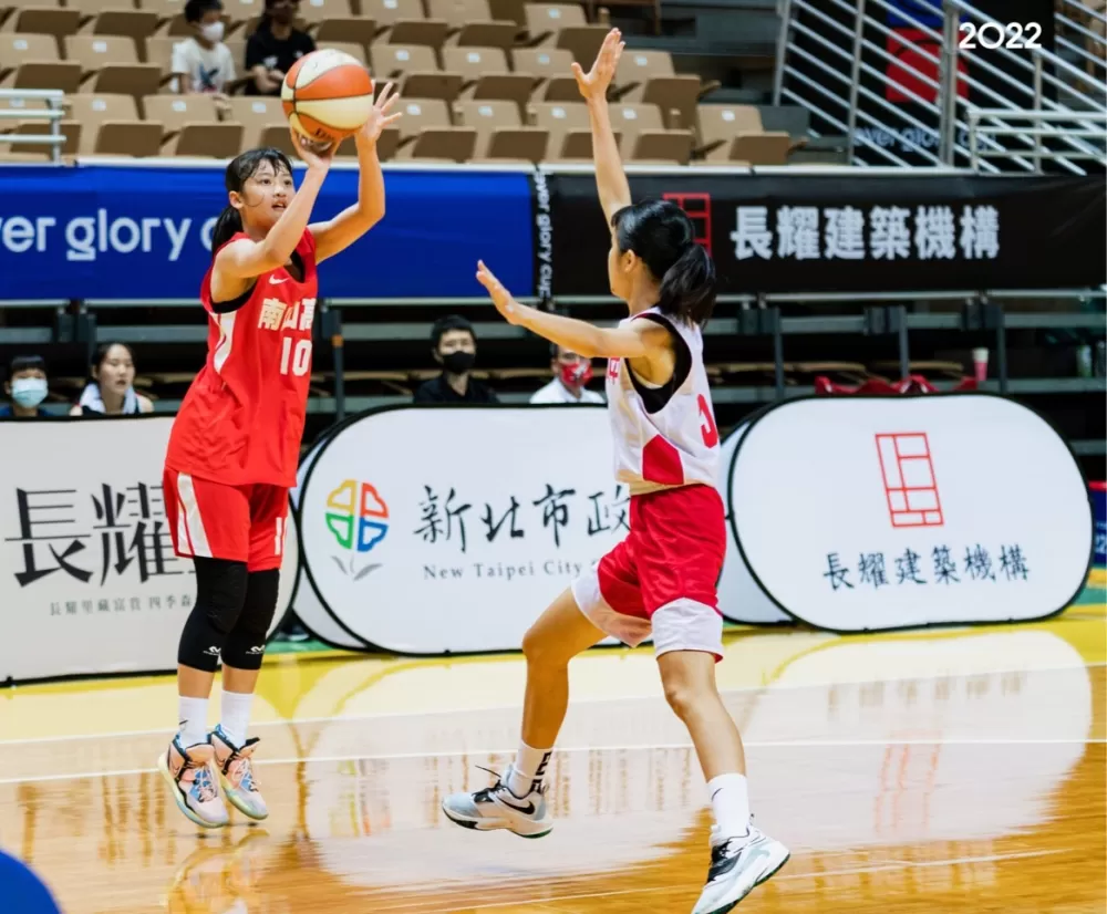 南山準高一菜鳥葉宥璇飆16分。