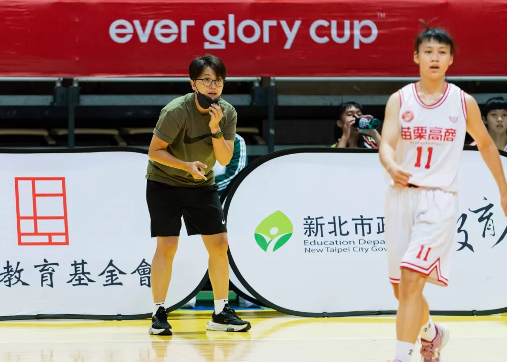 苗商教練周辰芳指揮作戰超投入。