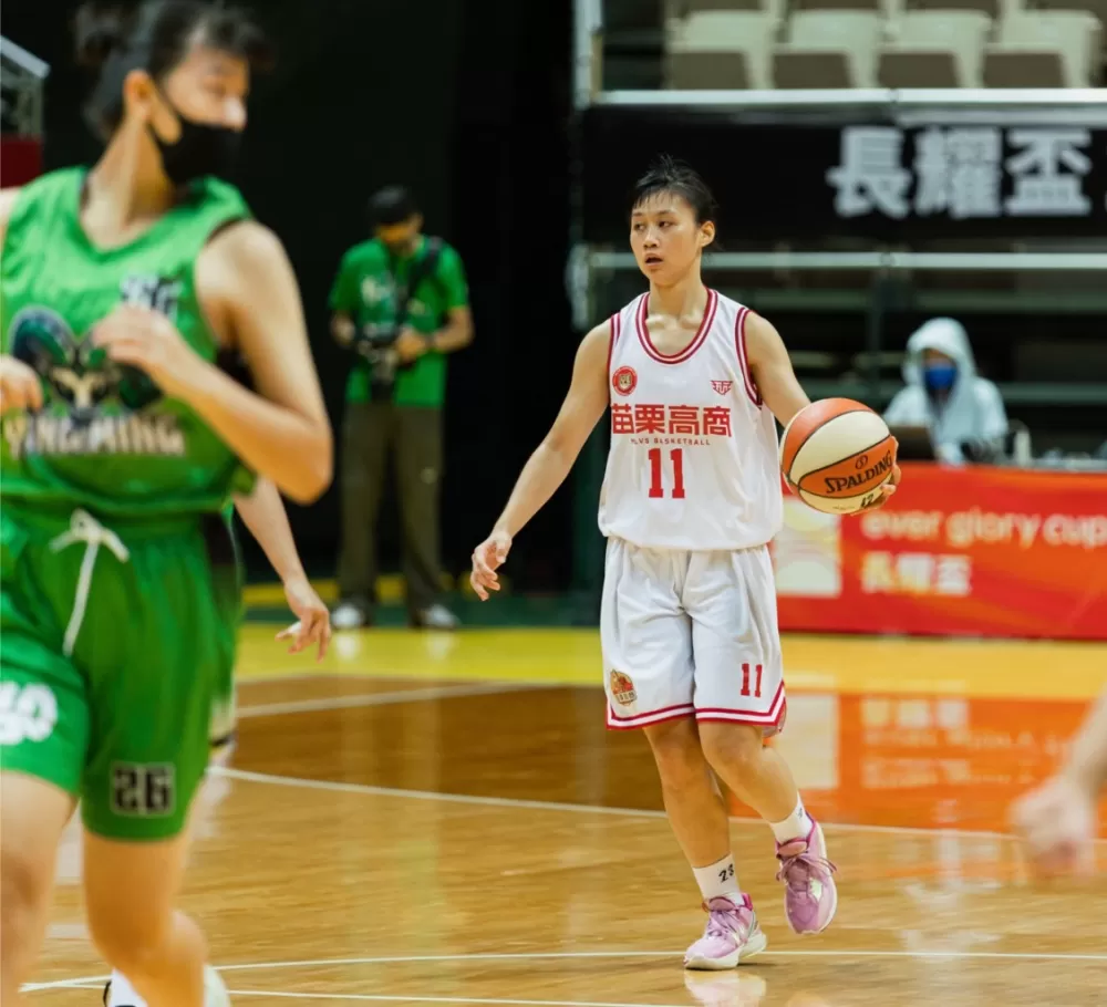 苗商徐巧雲持球伺機進攻。