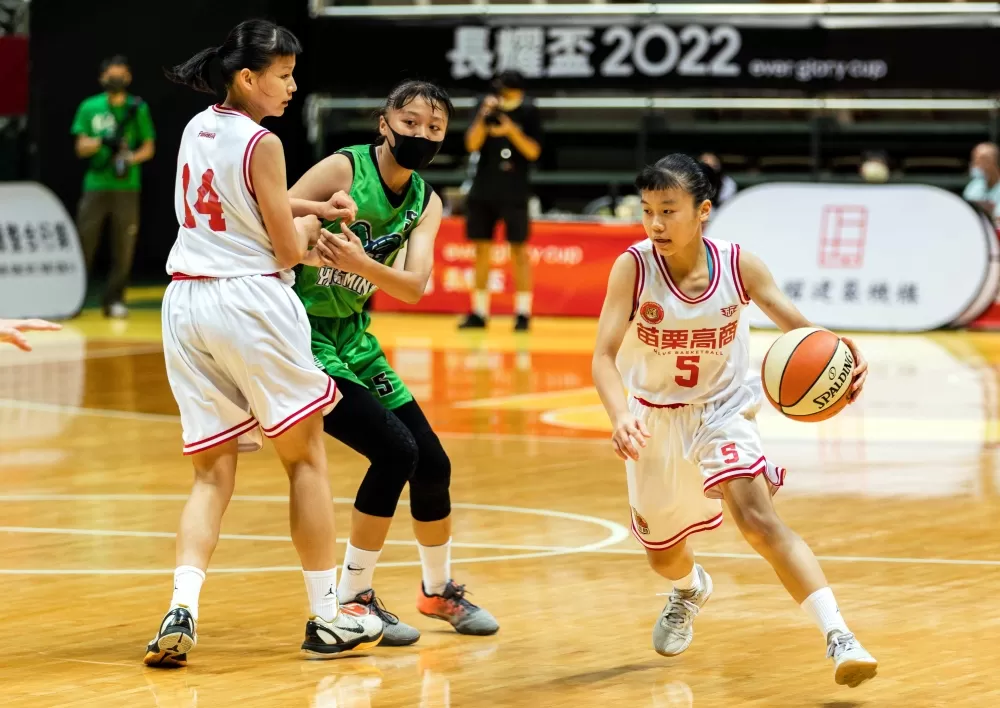 苗商準高一後衛古寶瑩（右）後場有大將之風。