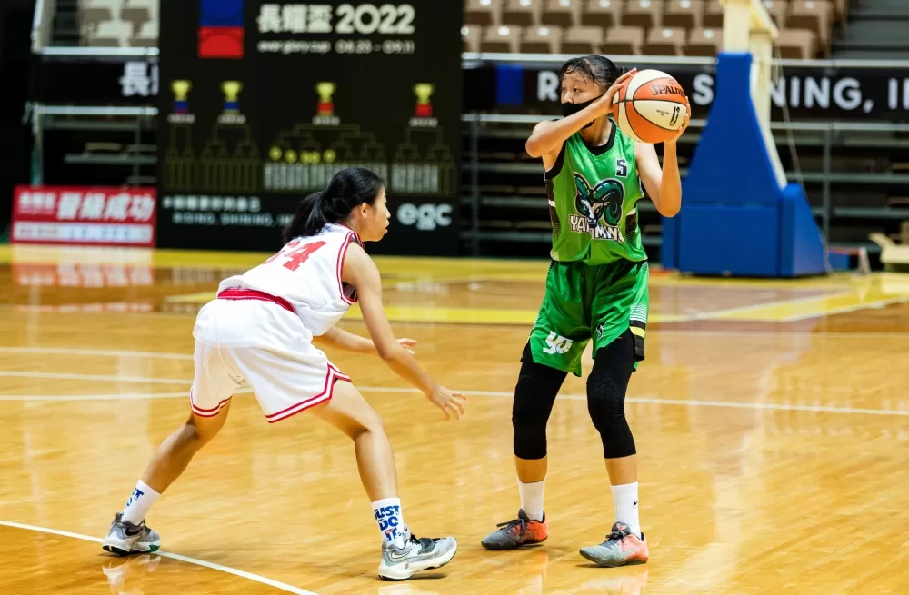 陽明前鋒鄭莉萱（右）與苗商林潔瑩一對一攻防。