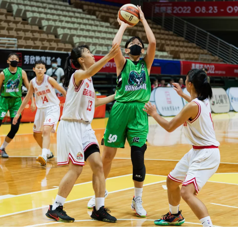 苗商兩人包夾陽明中鋒魏詩芸。大會提供。下同。