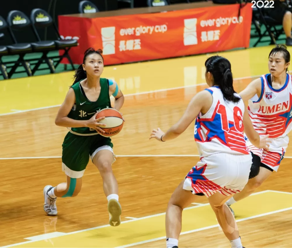 北一女田捷瑞伺機傳球。