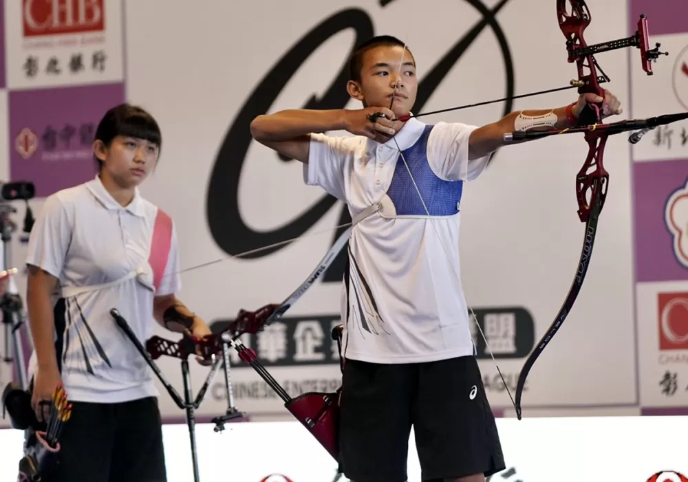  明德高中（右起） 王世宏、風佑築全神貫注。