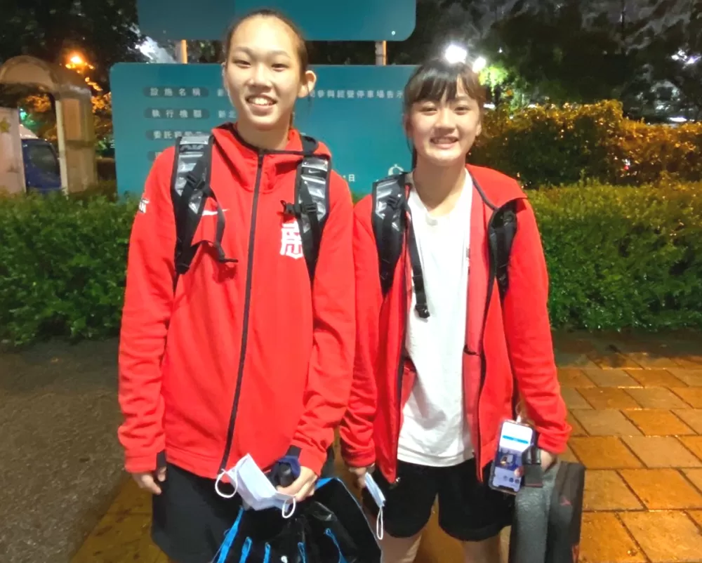 相隔3年劉芳瑜(左)、葉侑璇學姊妹再合璧,新南山雙箭頭加一要大於二。大會提供。下同。