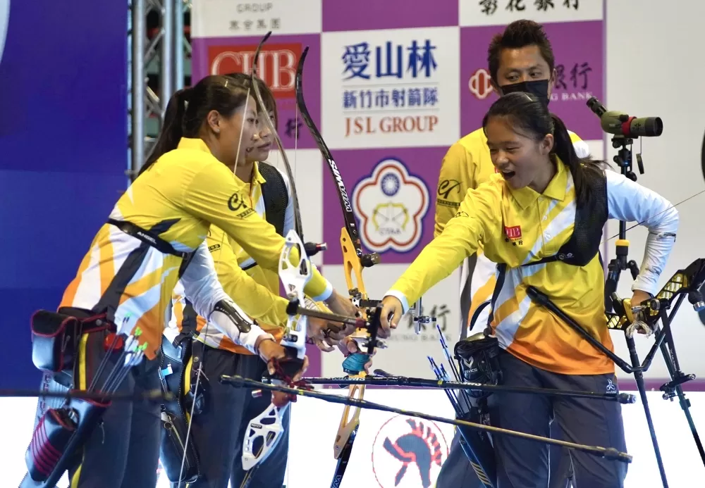 彰化銀行邱意晴(左起)、張心怡、李彩綺、史正德互相擊拳。