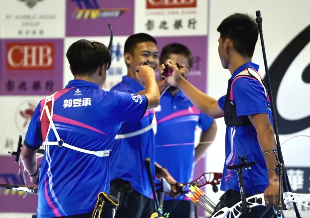 協會青年隊郭昱承(左起)、鄭祥輝、蔡明修互相擊拳。