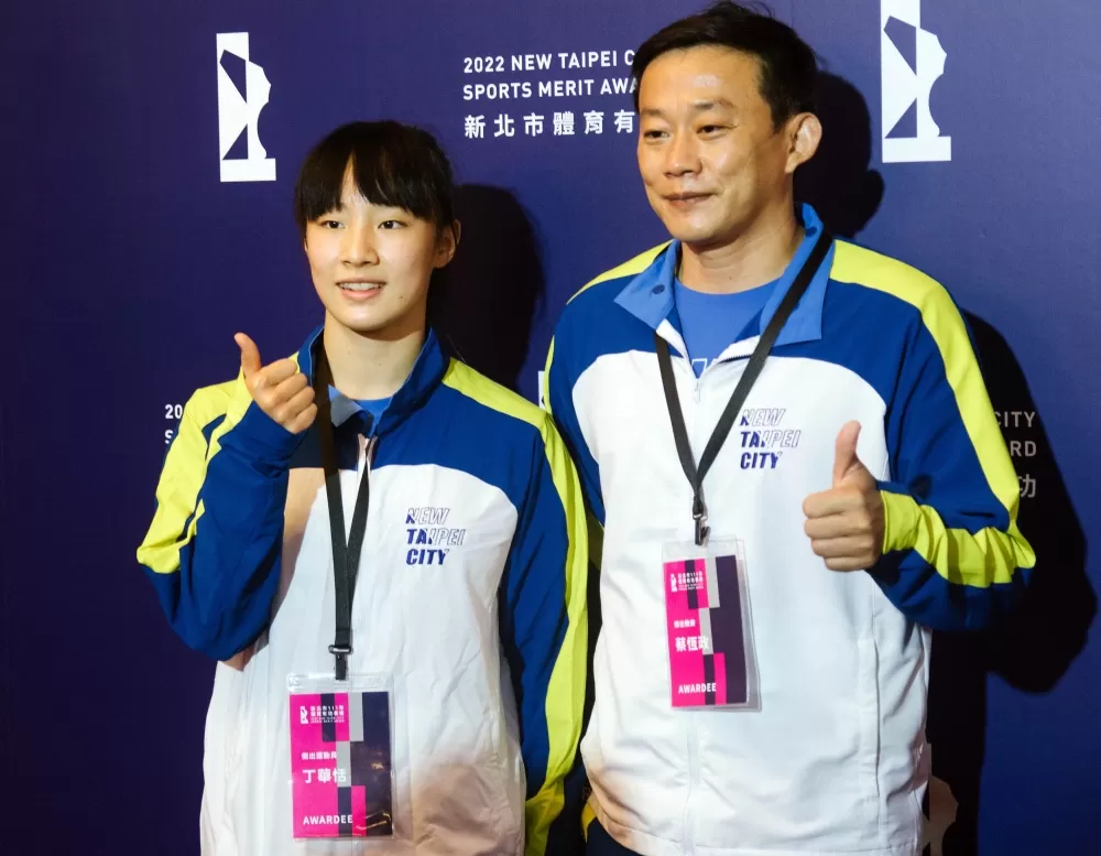師徒檔體操精靈丁華恬、教練蔡恆政聯手獲頒新北體育有功人員。大會提供。下同。