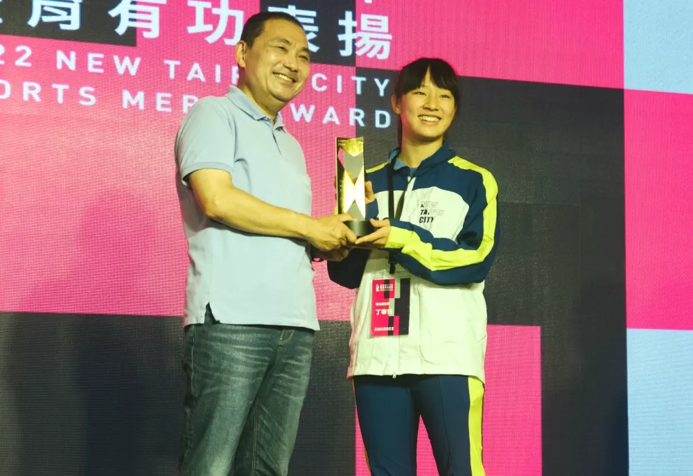 體操精靈丁華恬獲頒傑出運動員獎,由侯友宜市長頒發。