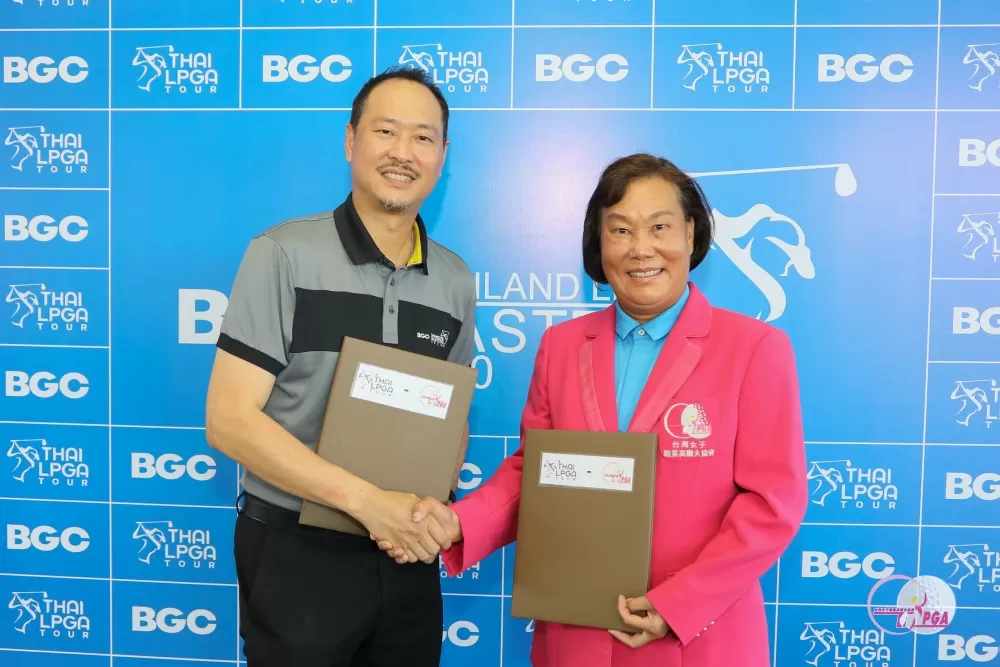 TLPGA理事長劉依貞(右)與ThaiLPGA會長Kritsada Tanvilai進行共證簽約儀式。