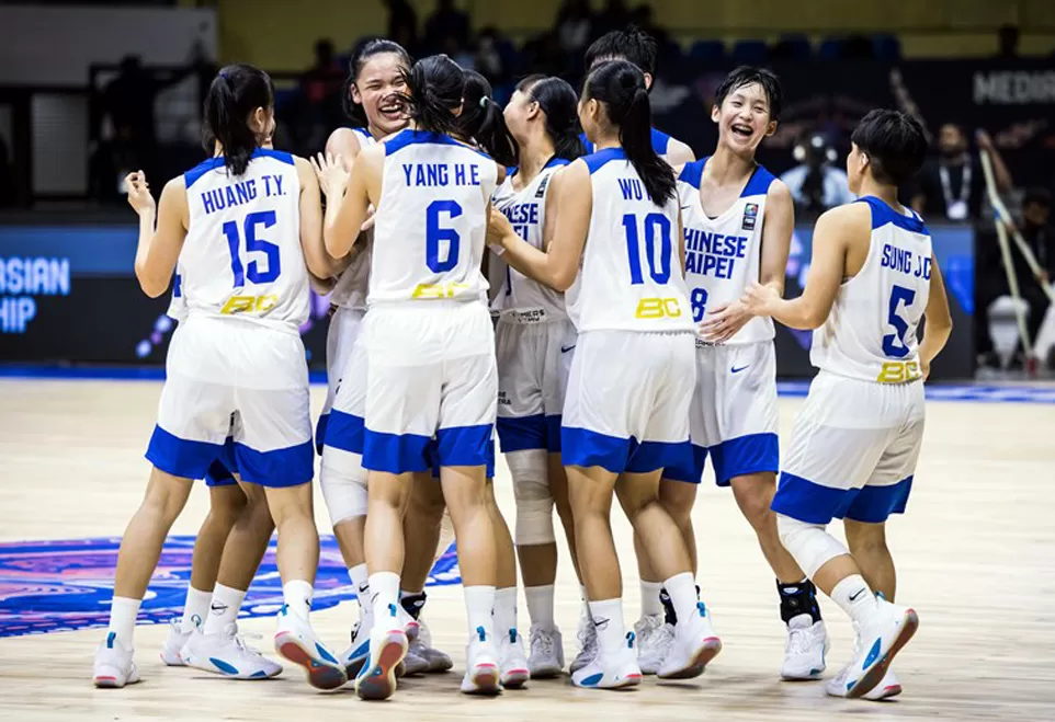 中華隊歡慶 20年來首勝中國大陸隊。