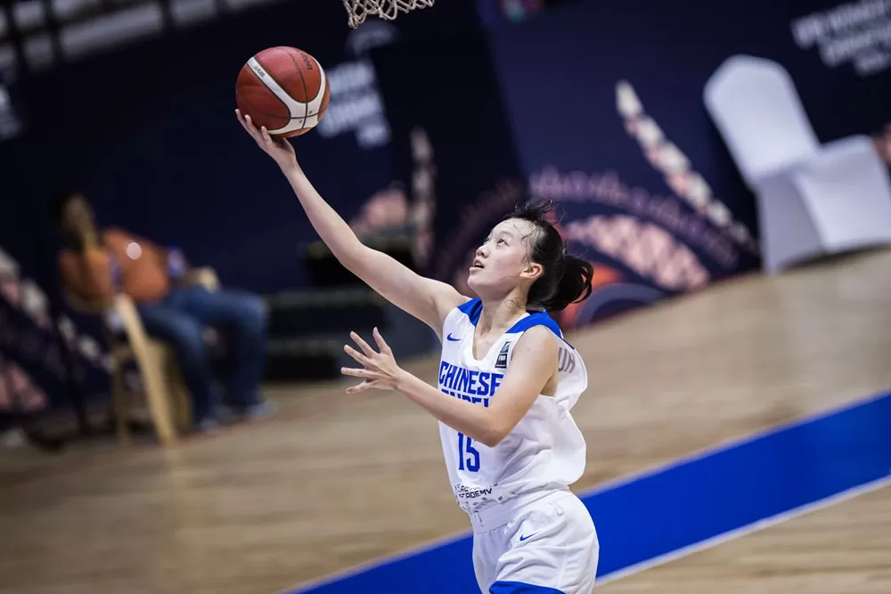 中華隊黃子芸飛身挑籃。