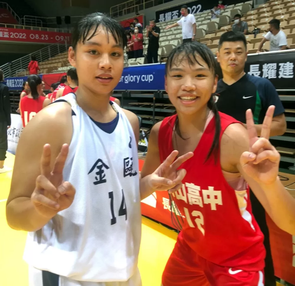 「玉里之光」南山張家瑄(右)、金甌張芯葸。大會提供。下同。