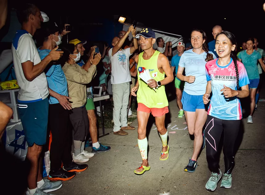 楊皇蘭（右）連續四天在女子組排第一，羅維銘（右三）在男子組暫居第二。Renny Shih／攝影。