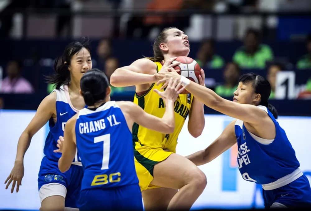 中華隊三人包夾澳洲進攻球員。