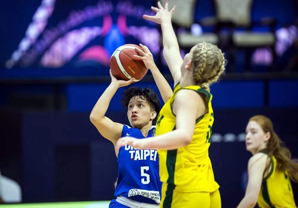 中華隊「閃電俠」宋瑞蓁避開澳洲封阻續「閃」25分。FIBA提供。下同。