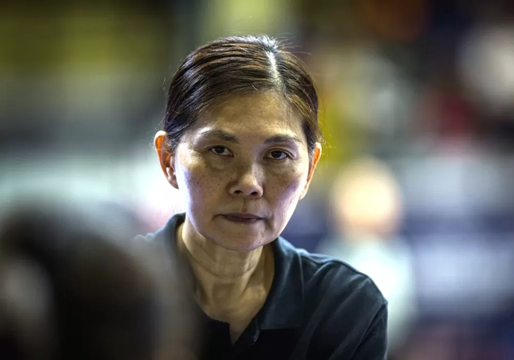 中華隊下半場攻守離譜,總教練陳美莉臉色沉重、恨鐵不成鋼。