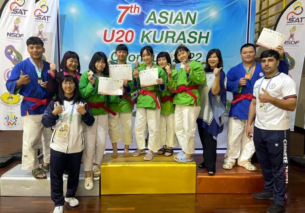 中華民國克拉術協會張翠芳理事長（左2）與獲獎選手及教練合影。