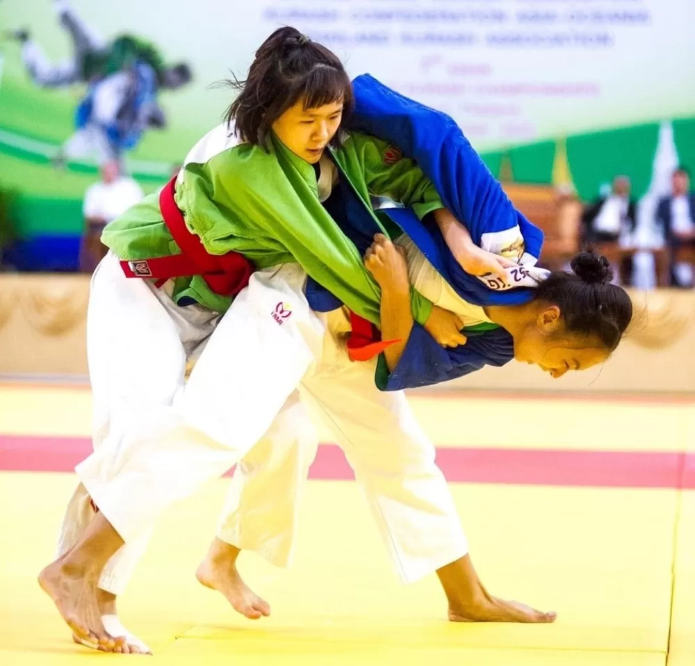 女子52公斤組黃沛緹（左）首次參賽氣勢高昂奪銀。大會提供。