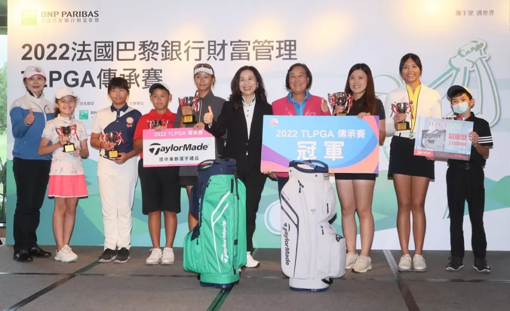 職業冠軍林怡潓(右三)及業餘各組冠軍和法國巴黎銀行財富管理謝淑琴執行總監.大會貴賓合影。