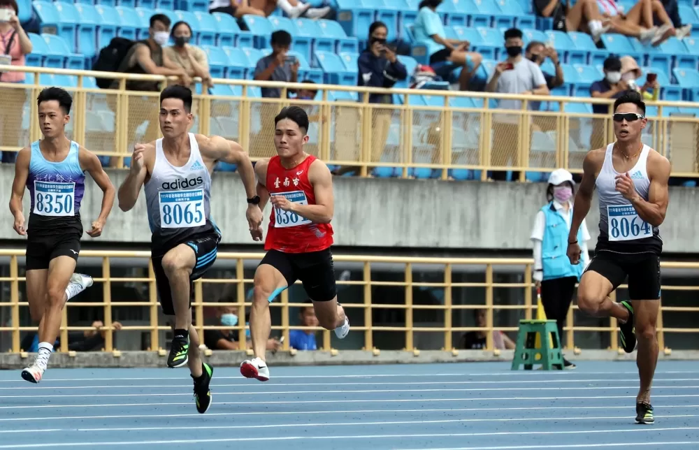 adidas楊俊瀚(左二)和陳傑(右)都晉級100公尺計時決賽。林嘉欣/攝影。