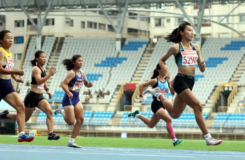 高女一百公尺預賽。林嘉欣／攝影。