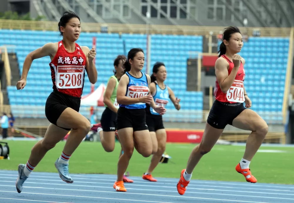 高女一百公尺預賽。林嘉欣／攝影。
