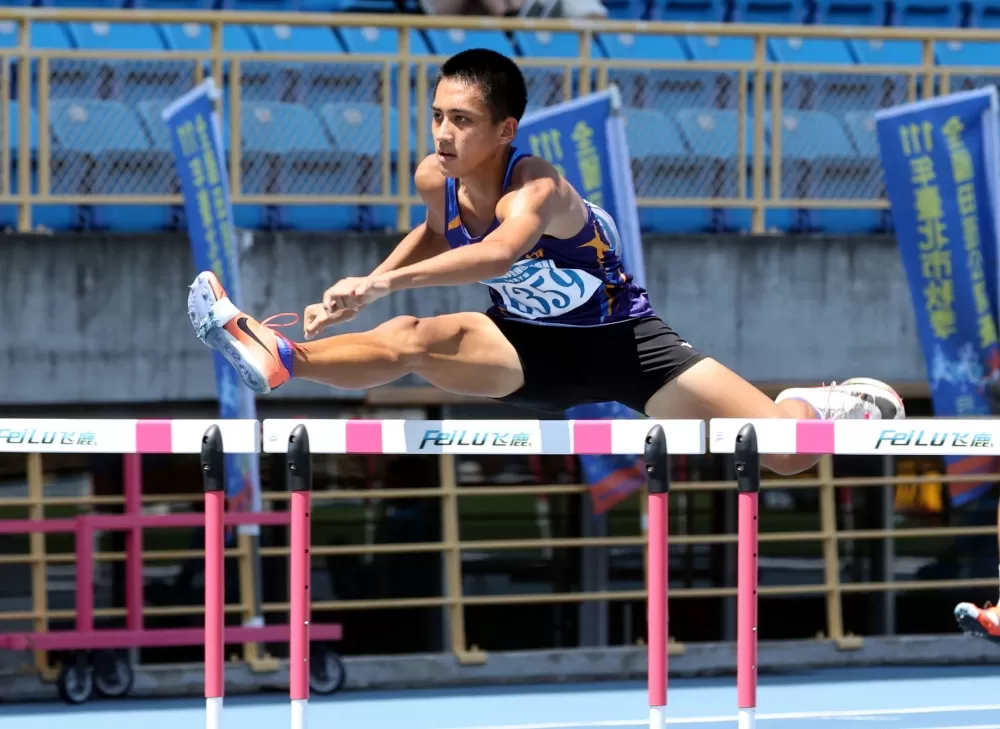 吳育廷打破懸11年紀錄,成高中欄處女賽跑進14秒史上第一人。林嘉欣/攝影。