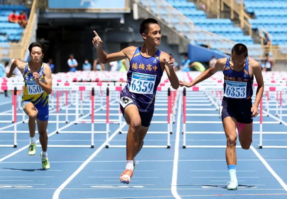 吳育廷打破懸11年紀錄,成高中欄處女賽跑進14秒史上第一人。林嘉欣/攝影。