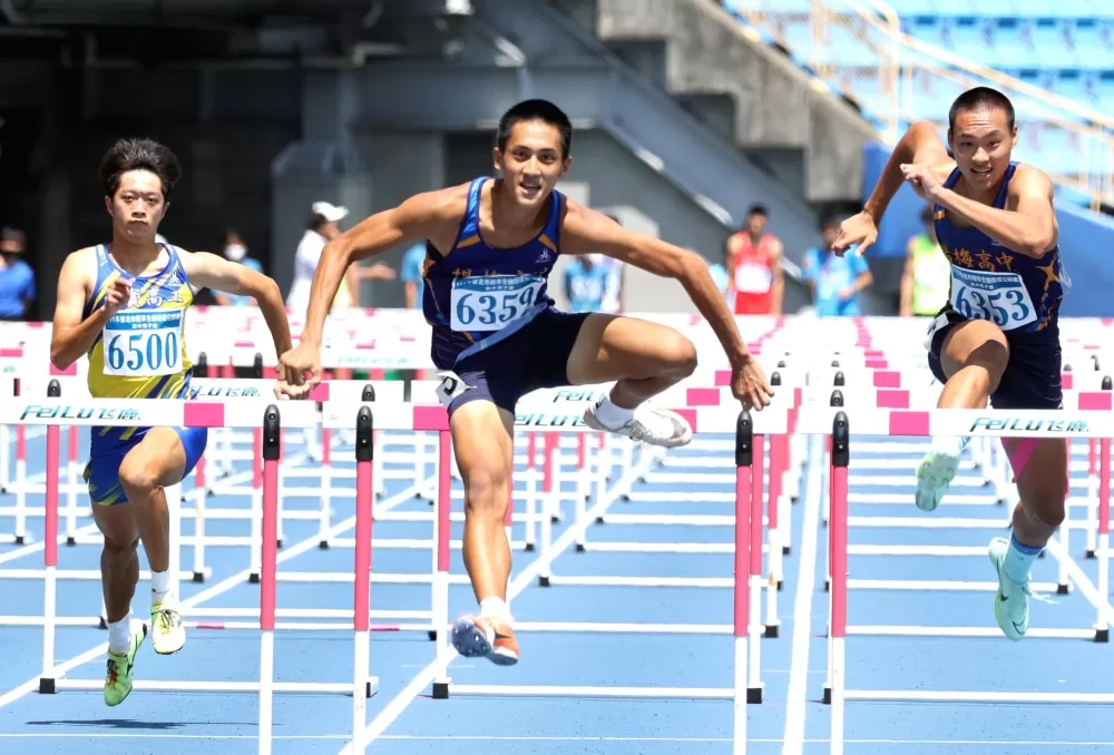 吳育廷打破懸11年紀錄,成高中欄處女賽跑進14秒史上第一人。林嘉欣/攝影。