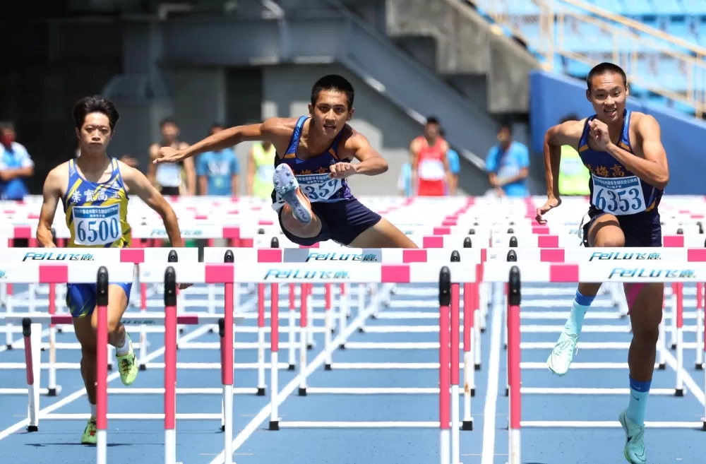 吳育廷（前）打破懸11年紀錄，成高中欄處女賽跑進14秒史上第一人。林嘉欣／攝影。