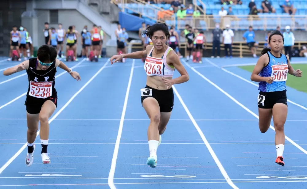 名將之女陳紜晞(中)在高女100公尺封后。林嘉欣/攝影。