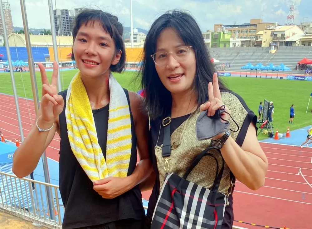 陳紜晞的媽媽陳淑珍是女子400公尺接力全國紀錄保持人之一。陳紜晞提供。