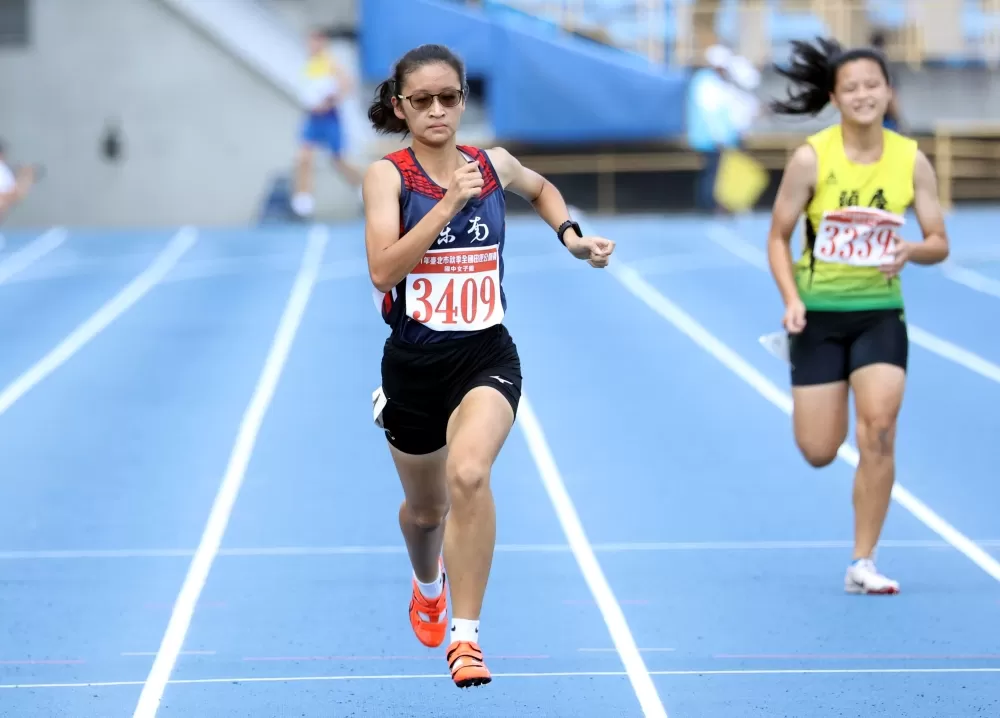 東南國中陳禹璇（前）三金。林嘉欣／攝影。