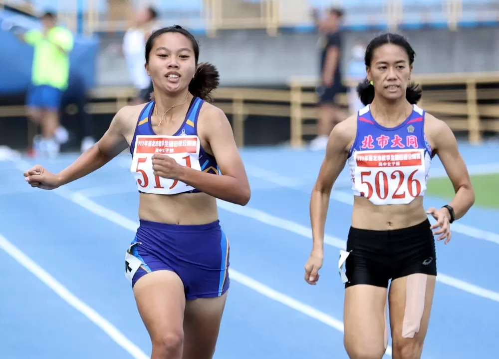 楊梅高中劉妍瑾（左）四金入袋。林嘉欣／攝影。