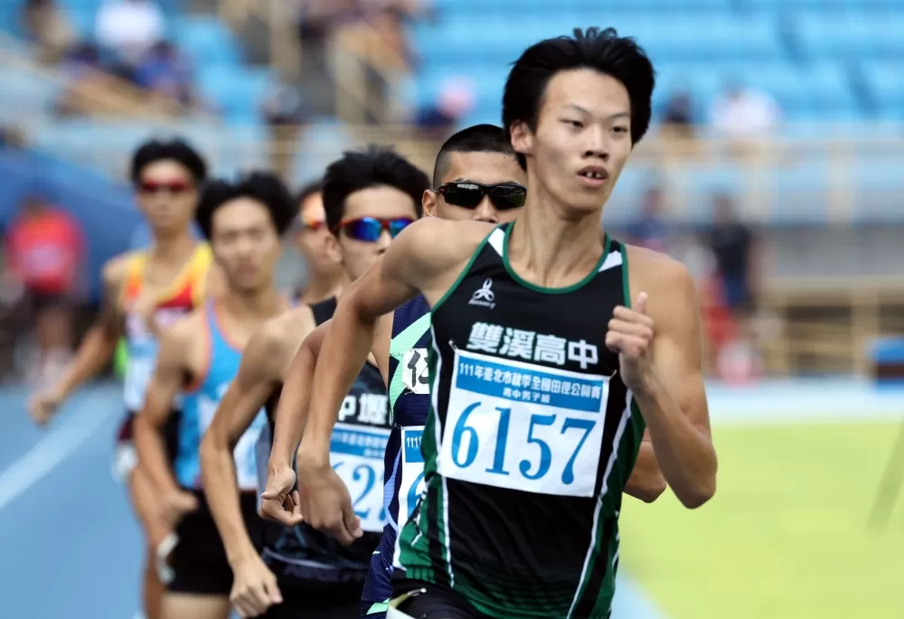 高男800公尺計時決賽，新北雙溪高中普通班李安翊（前）破大會。林嘉欣／攝影。