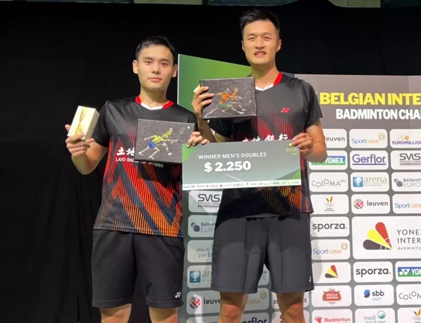 柏禮維（左）／張課琦收合拍首冠續拼巴黎奧運。土地銀行羽球隊提供。下同。