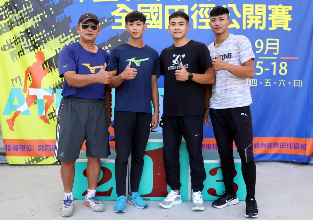 葉健銘(左起)和選手黃正琦、黃湧富、林志成北上參加台北市秋季全國田徑賽。林嘉欣/攝影。