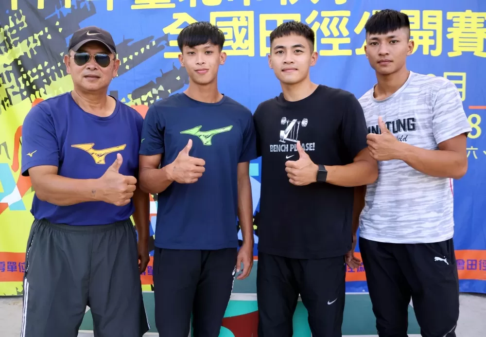葉健銘(左起)和選手黃正琦、黃湧富、林志成北上參加台北市秋季全國田徑賽。林嘉欣/攝影。