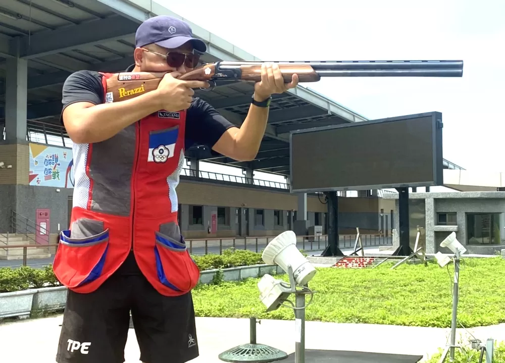 射擊選手楊昆弼於公西靶場作賽前最後訓練。體育署提供。[